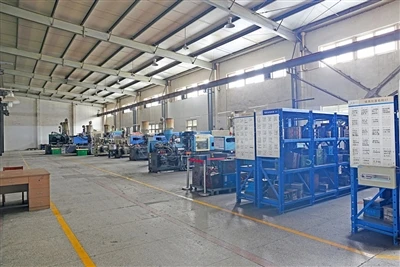A háztartási műanyag műanyag gyártóberendezés fröccsöntő gépének fejlesztési ...